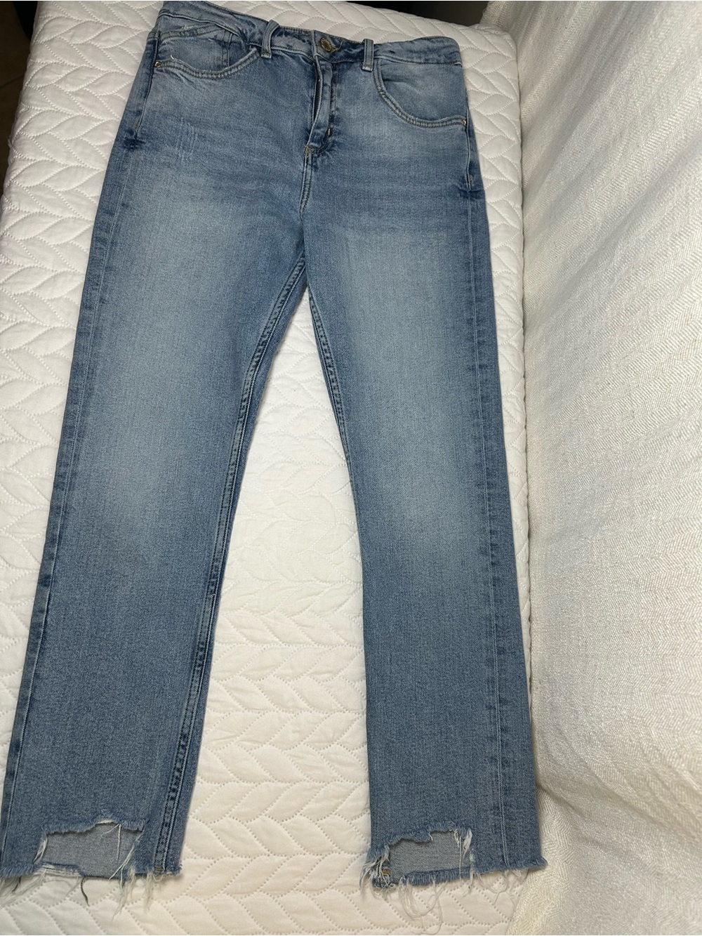 Zara Straight-Leg Light Wash Jeans with Frayed Hem (Size US 6 / EUR 38)
